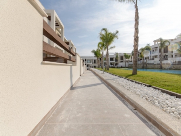 BUNGALOW DE 2 DORM. DE NUEVA CONSTRUCCIÓN EN COMPLEJO RESIDENCIAL EN TORREVIEJA.