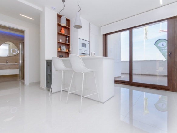 BUNGALOW DE 2 DORM. DE NUEVA CONSTRUCCIÓN EN COMPLEJO RESIDENCIAL EN TORREVIEJA.