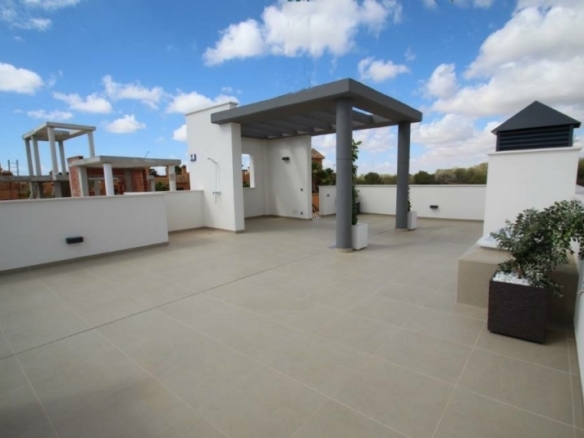 MAGNIFICA VILLA DE NUEVA CONSTRUCCIÓN CON PISCINA PRIVADA EN SAN MIGUEL DE SALINAS