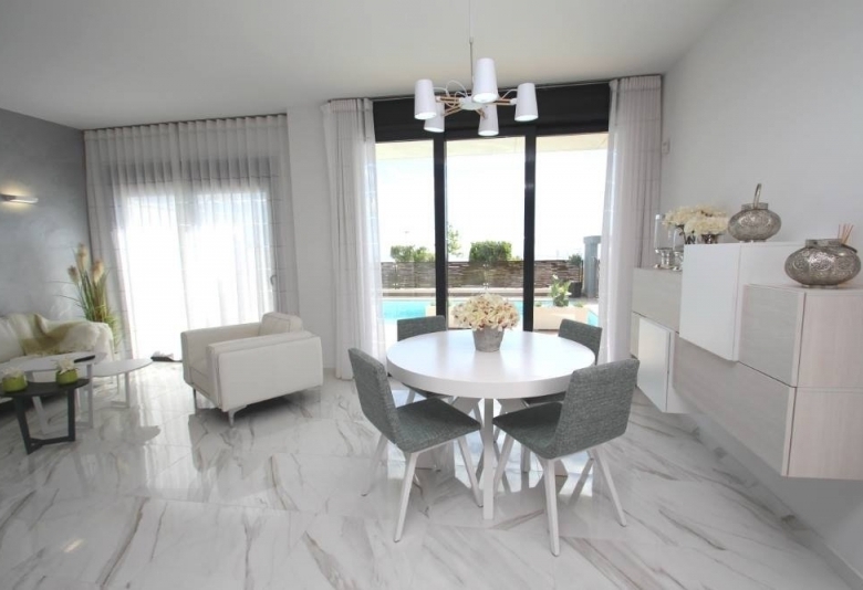 MAGNIFICA VILLA DE NUEVA CONSTRUCCIÓN CON PISCINA PRIVADA EN SAN MIGUEL DE SALINAS