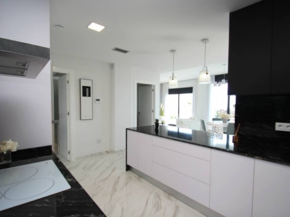 MAGNIFICA VILLA DE NUEVA CONSTRUCCIÓN CON PISCINA PRIVADA EN SAN MIGUEL DE SALINAS