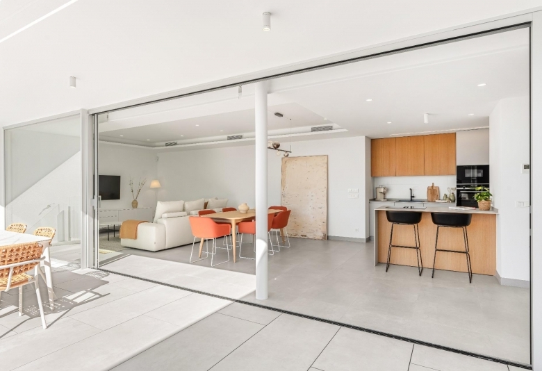 VILLA DE OBRA NUEVA CON VISTAS AL MAR EN CUMBRE DEL SOL