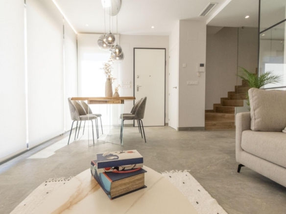VILLA DE 3 DORMITORIOS DE NUEVA CONSTRUCCIÓN EN PILAR DE LA HORADADA EN EL CAMPO DE GOLF.