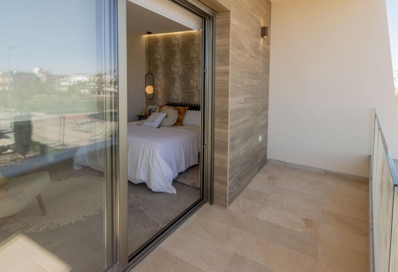 VILLA DE 3 DORMITORIOS DE NUEVA CONSTRUCCIÓN EN PILAR DE LA HORADADA EN EL CAMPO DE GOLF.