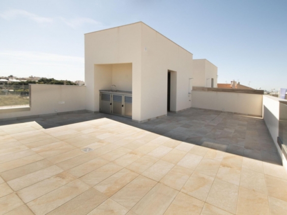 VILLA DE 3 DORMITORIOS DE NUEVA CONSTRUCCIÓN EN PILAR DE LA HORADADA EN EL CAMPO DE GOLF.