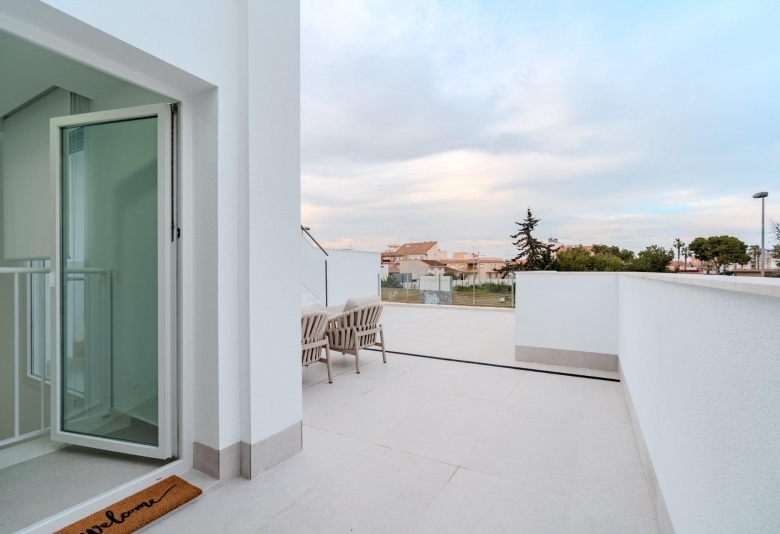 Chalet pareado en venta con piscina privada  en Los Alcázares