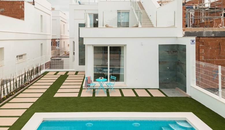 Chalet pareado en venta con piscina privada  en Los Alcázares