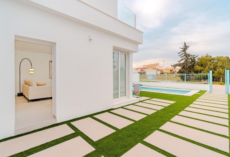 Chalet pareado en venta con piscina privada  en Los Alcázares