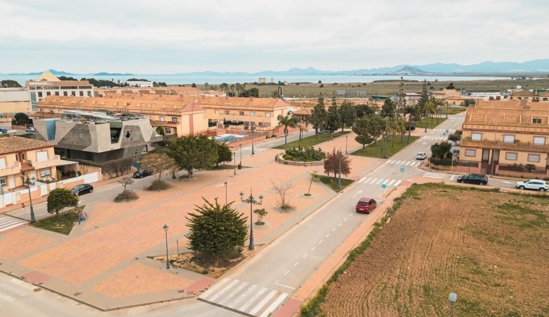 Chalet pareado en venta con piscina privada  en Los Alcázares
