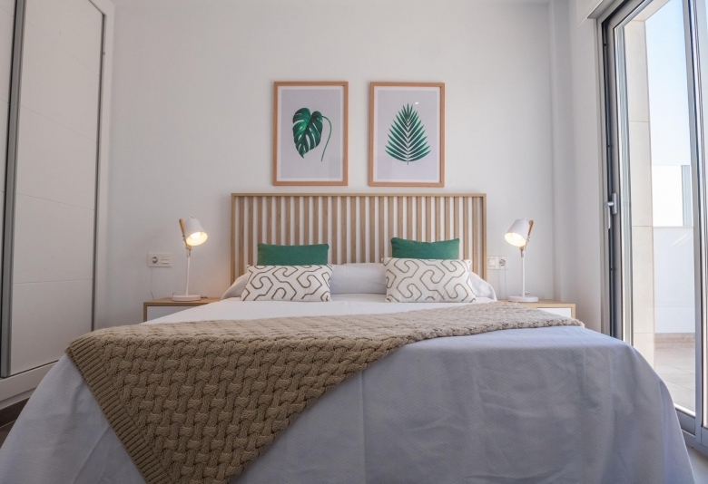 VILLA A LA VENTA CON PISCINA PRIVADA Y GARAJE  EN LOS ALCAZARES