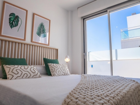 VILLA A LA VENTA CON PISCINA PRIVADA Y GARAJE  EN LOS ALCAZARES
