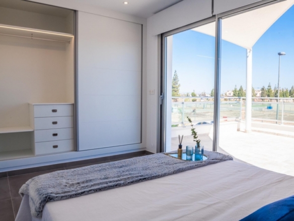 VILLA A LA VENTA CON PISCINA PRIVADA Y GARAJE  EN LOS ALCAZARES