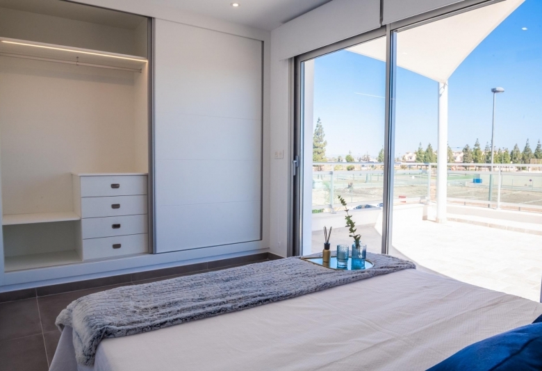 VILLA A LA VENTA CON PISCINA PRIVADA Y GARAJE  EN LOS ALCAZARES