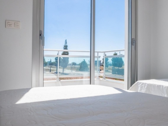 VILLA A LA VENTA CON PISCINA PRIVADA Y GARAJE  EN LOS ALCAZARES