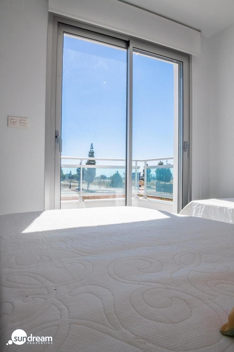 VILLA A LA VENTA CON PISCINA PRIVADA Y GARAJE  EN LOS ALCAZARES