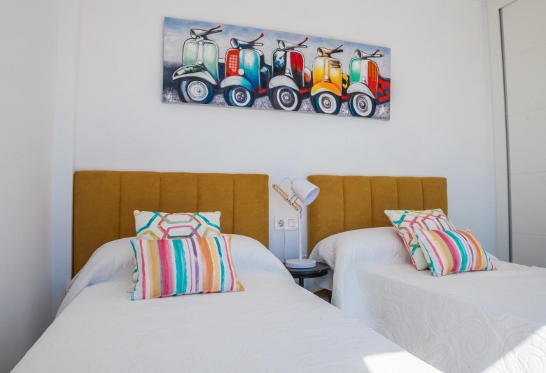 VILLA A LA VENTA CON PISCINA PRIVADA Y GARAJE  EN LOS ALCAZARES
