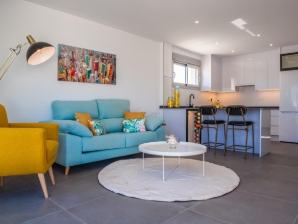 VILLA A LA VENTA CON PISCINA PRIVADA Y GARAJE  EN LOS ALCAZARES