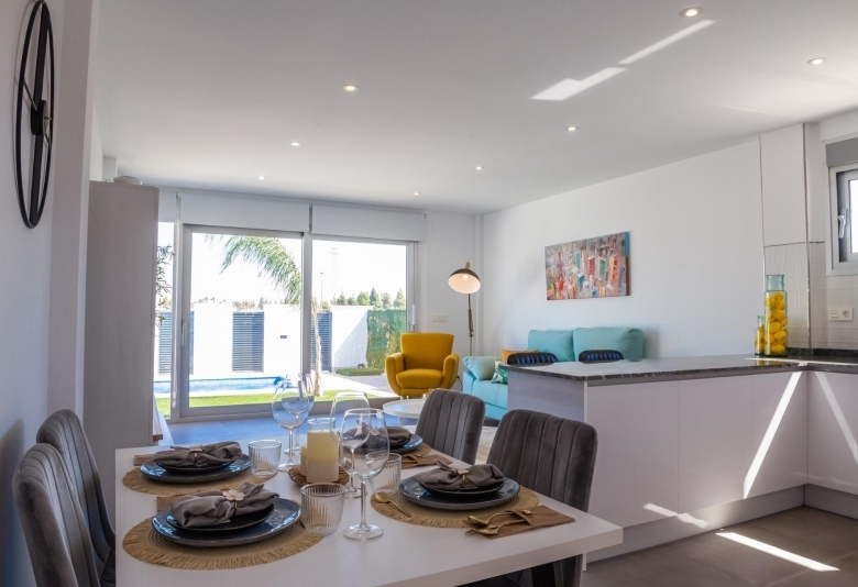VILLA A LA VENTA CON PISCINA PRIVADA Y GARAJE  EN LOS ALCAZARES