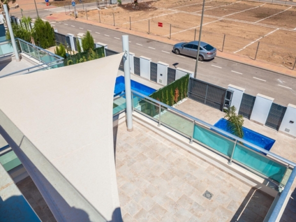 VILLA A LA VENTA CON PISCINA PRIVADA Y GARAJE  EN LOS ALCAZARES
