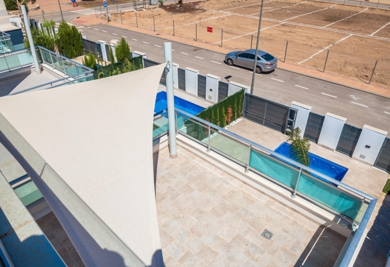 VILLA A LA VENTA CON PISCINA PRIVADA Y GARAJE  EN LOS ALCAZARES