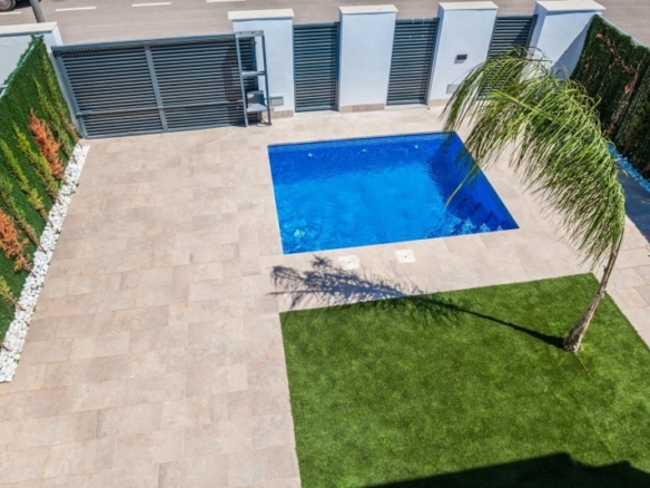 VILLA A LA VENTA CON PISCINA PRIVADA Y GARAJE  EN LOS ALCAZARES