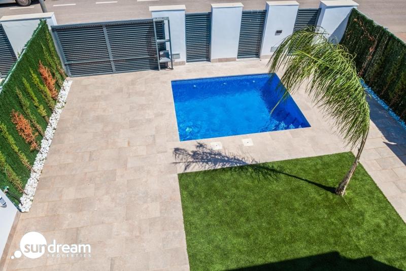 VILLA A LA VENTA CON PISCINA PRIVADA Y GARAJE  EN LOS ALCAZARES
