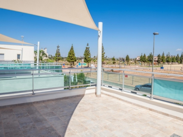 VILLA A LA VENTA CON PISCINA PRIVADA Y GARAJE  EN LOS ALCAZARES
