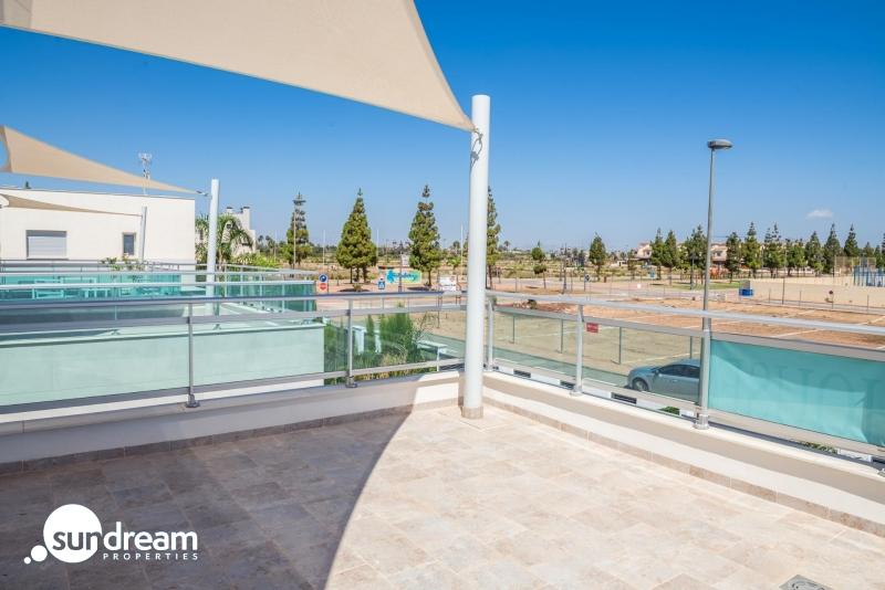 VILLA A LA VENTA CON PISCINA PRIVADA Y GARAJE  EN LOS ALCAZARES