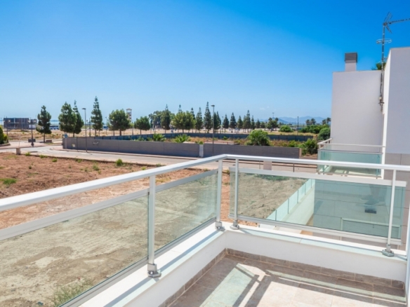 VILLA A LA VENTA CON PISCINA PRIVADA Y GARAJE  EN LOS ALCAZARES