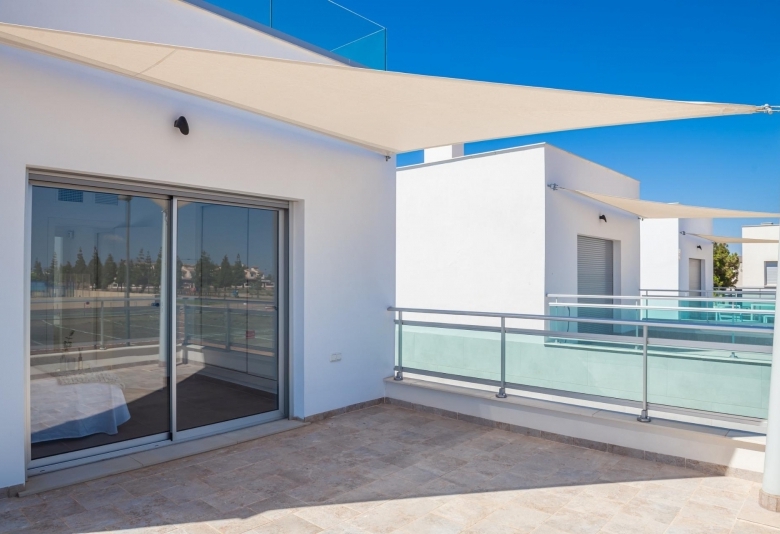 VILLA A LA VENTA CON PISCINA PRIVADA Y GARAJE  EN LOS ALCAZARES