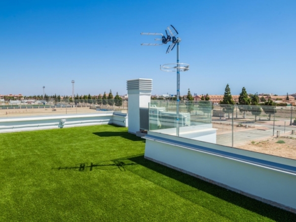 VILLA A LA VENTA CON PISCINA PRIVADA Y GARAJE  EN LOS ALCAZARES