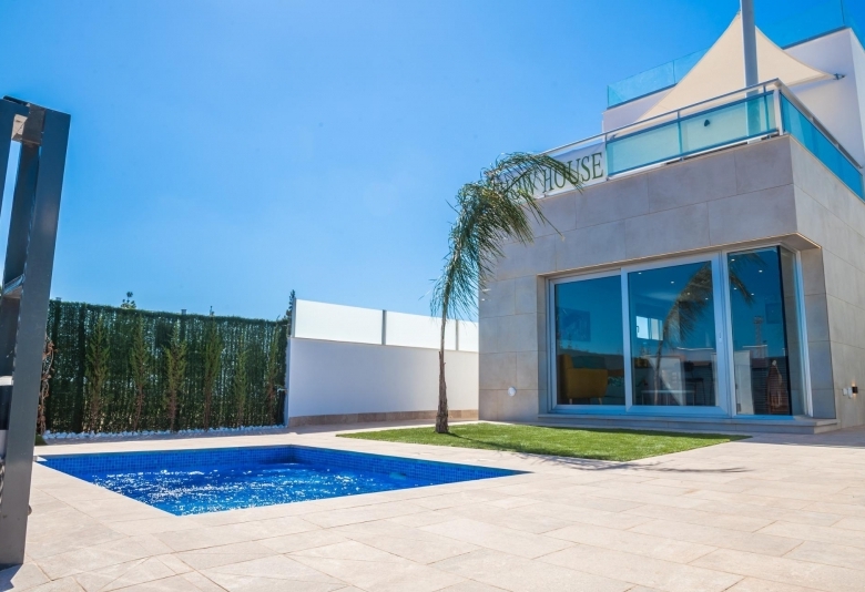 VILLA A LA VENTA CON PISCINA PRIVADA Y GARAJE  EN LOS ALCAZARES