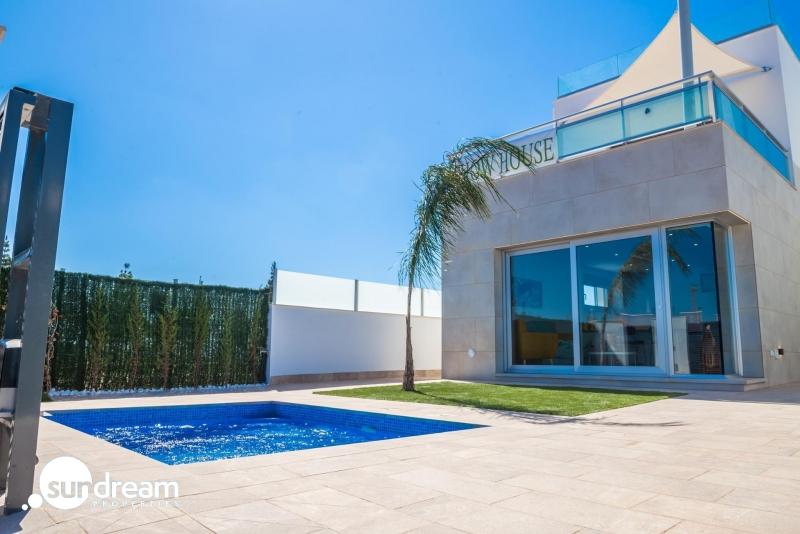 VILLA A LA VENTA CON PISCINA PRIVADA Y GARAJE  EN LOS ALCAZARES