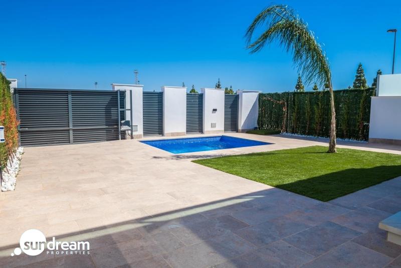 VILLA A LA VENTA CON PISCINA PRIVADA Y GARAJE  EN LOS ALCAZARES