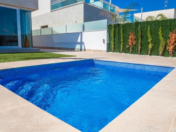 VILLA A LA VENTA CON PISCINA PRIVADA Y GARAJE  EN LOS ALCAZARES