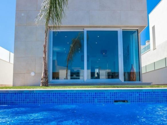 VILLA A LA VENTA CON PISCINA PRIVADA Y GARAJE  EN LOS ALCAZARES