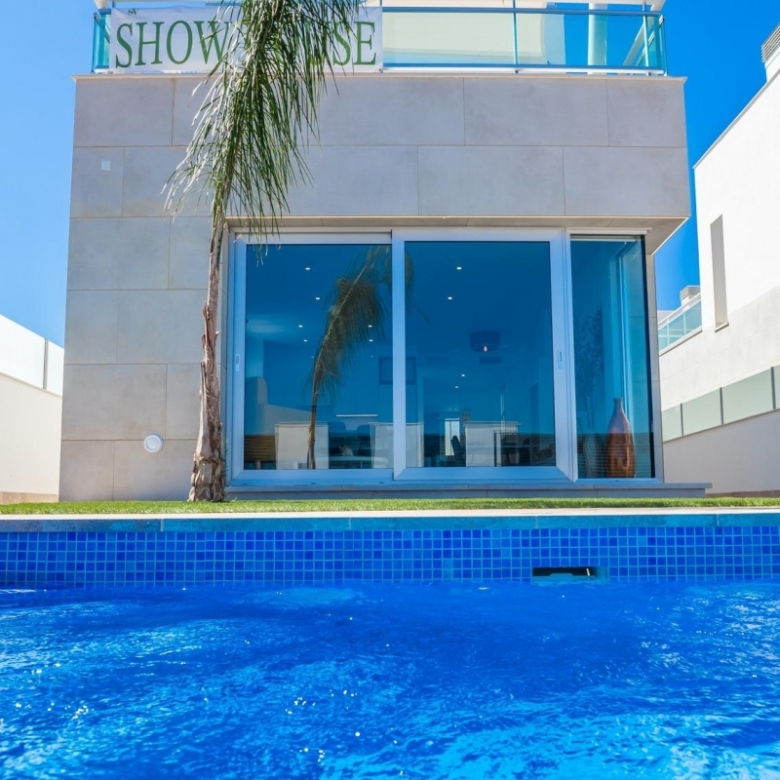 VILLA A LA VENTA CON PISCINA PRIVADA Y GARAJE  EN LOS ALCAZARES