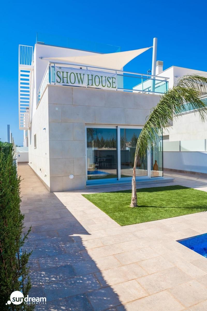 VILLA A LA VENTA CON PISCINA PRIVADA Y GARAJE  EN LOS ALCAZARES