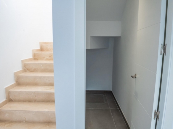 VILLA A LA VENTA CON PISCINA PRIVADA Y GARAJE  EN LOS ALCAZARES