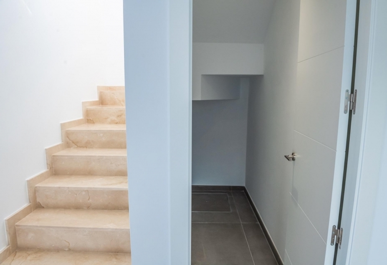 VILLA A LA VENTA CON PISCINA PRIVADA Y GARAJE  EN LOS ALCAZARES
