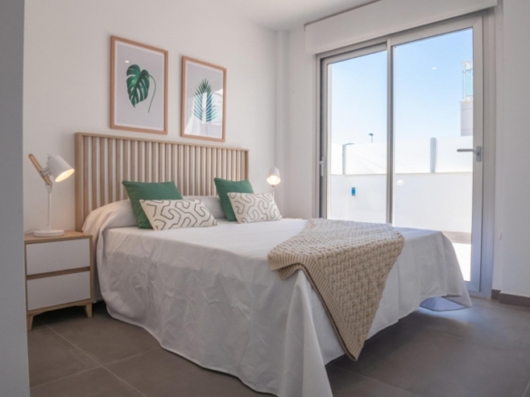 VILLA A LA VENTA CON PISCINA PRIVADA Y GARAJE  EN LOS ALCAZARES