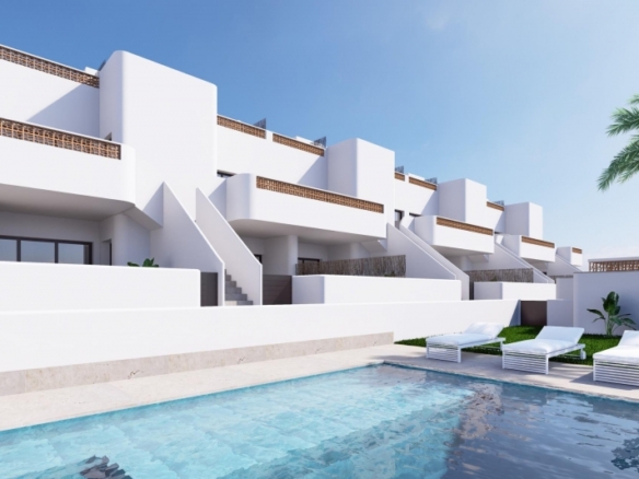 Bungalow de planta alta con solarium privado a la venta en Dolores