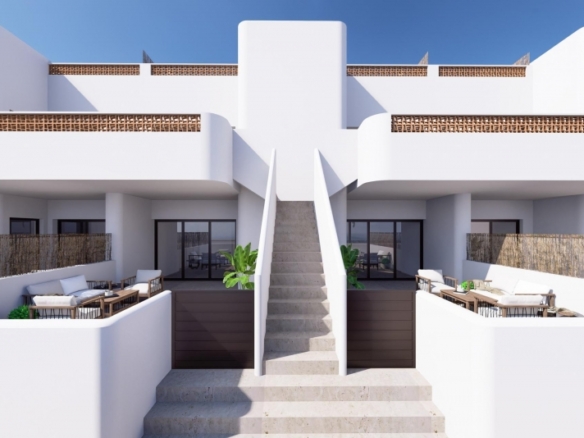 Bungalow de planta alta con solarium privado a la venta en Dolores