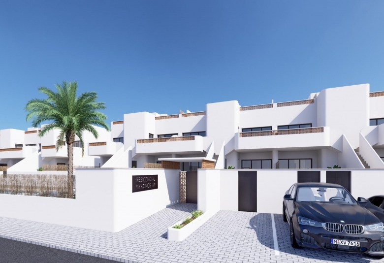 Bungalow de planta alta con solarium privado a la venta en Dolores