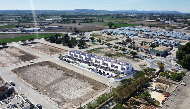Bungalow de planta alta con solarium privado a la venta en Dolores