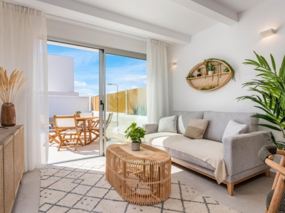 Bungalow de planta alta con solarium privado a la venta en Dolores