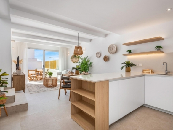 Bungalow de planta alta con solarium privado a la venta en Dolores