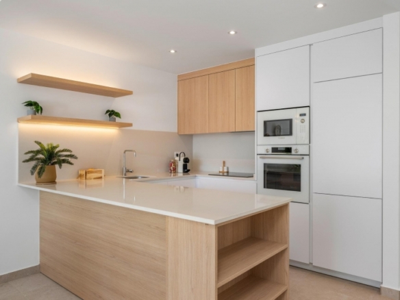 Bungalow de planta alta con solarium privado a la venta en Dolores