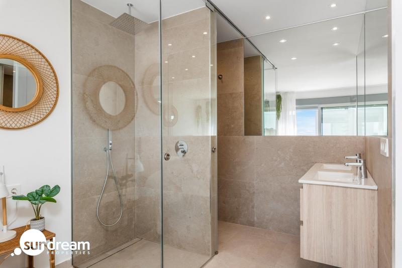 Bungalow de planta alta con solarium privado a la venta en Dolores