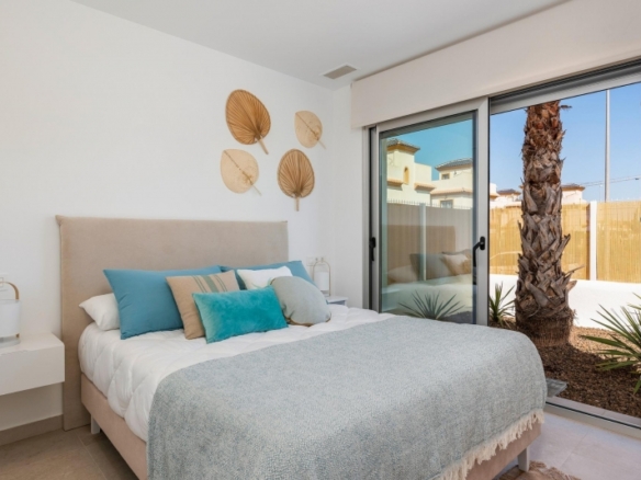Bungalow de planta alta con solarium privado a la venta en Dolores